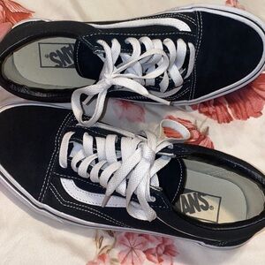 Unisex black and white Vans women’s 7 men’s 5.5